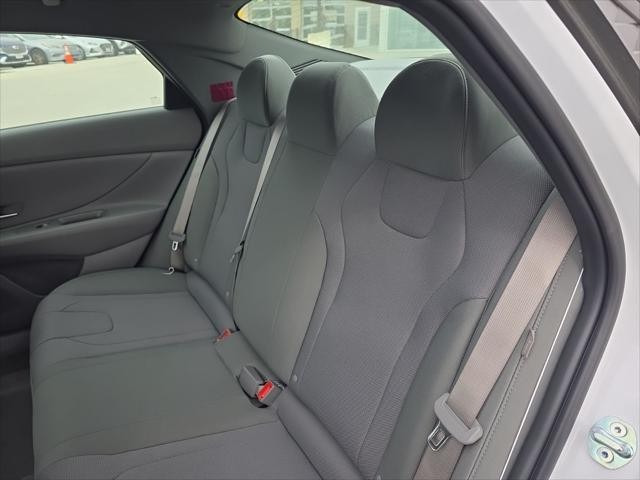 Hyundai Elantra Vehicle Full-screen Gallery Image 30