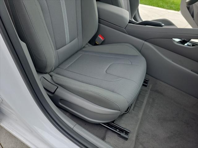 Hyundai Elantra Vehicle Full-screen Gallery Image 31