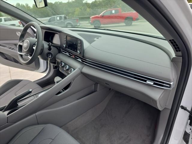 Hyundai Elantra Vehicle Full-screen Gallery Image 32