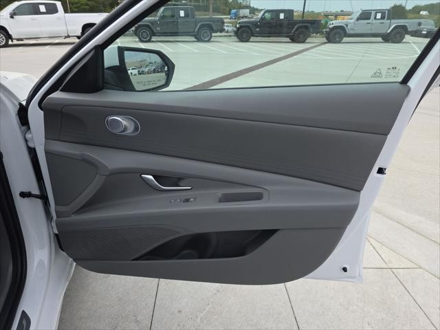 Hyundai Elantra Vehicle Full-screen Gallery Image 33