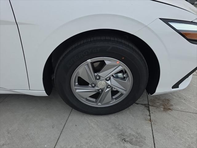 Hyundai Elantra Vehicle Full-screen Gallery Image 34