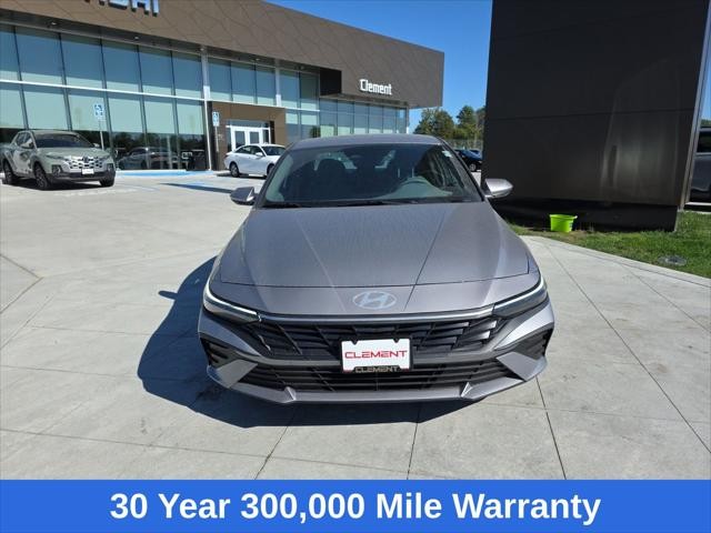 Hyundai Elantra Vehicle Full-screen Gallery Image 2