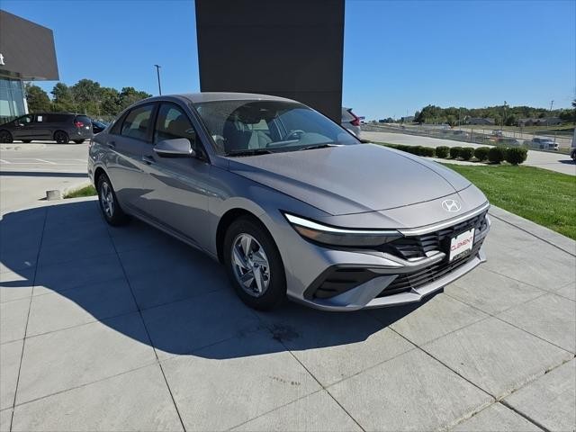 Hyundai Elantra Vehicle Full-screen Gallery Image 3