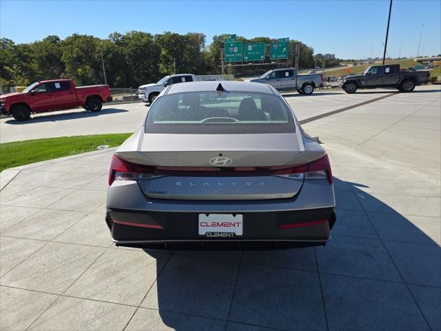 Hyundai Elantra Vehicle Full-screen Gallery Image 7