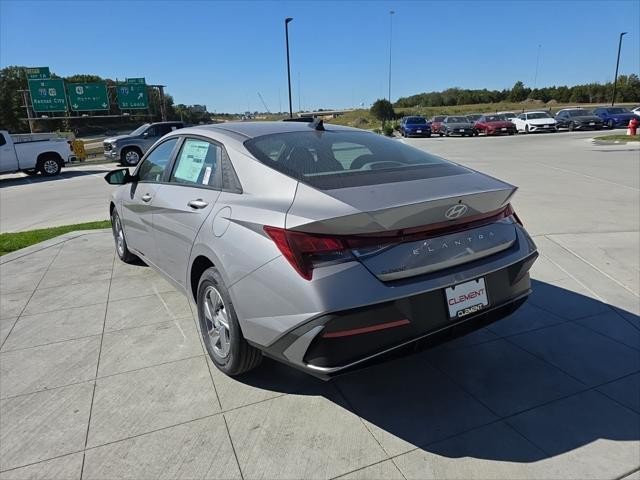Hyundai Elantra Vehicle Full-screen Gallery Image 8