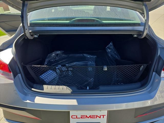 Hyundai Elantra Vehicle Full-screen Gallery Image 9