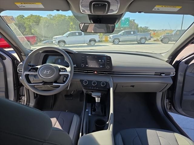 Hyundai Elantra Vehicle Full-screen Gallery Image 11