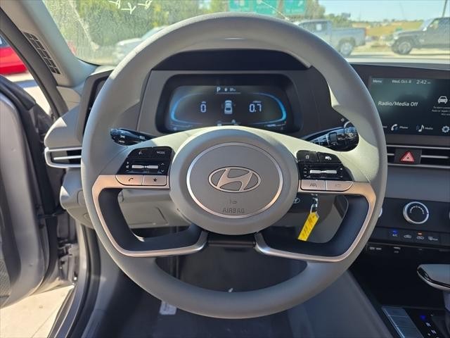 Hyundai Elantra Vehicle Full-screen Gallery Image 14