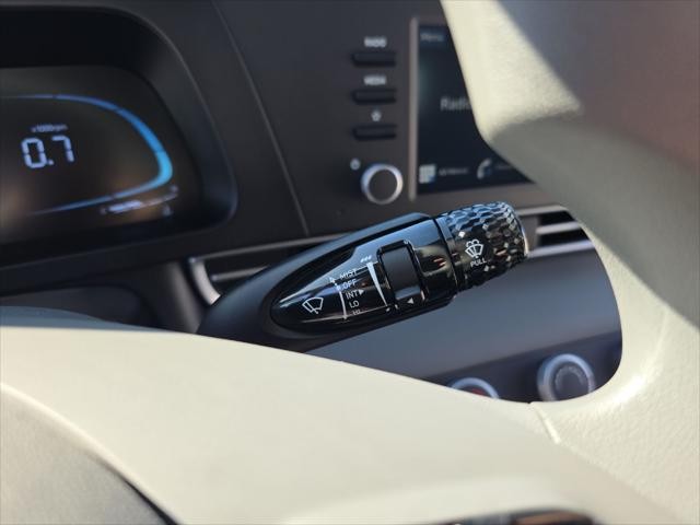 Hyundai Elantra Vehicle Full-screen Gallery Image 17