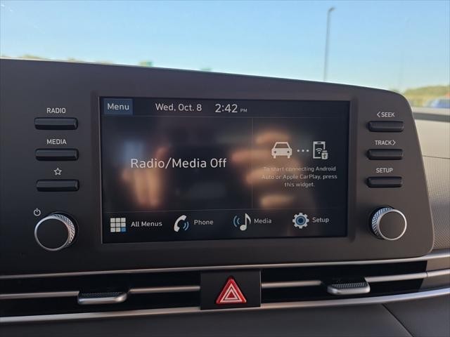 Hyundai Elantra Vehicle Full-screen Gallery Image 19