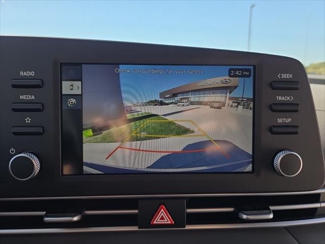 Hyundai Elantra Vehicle Full-screen Gallery Image 20