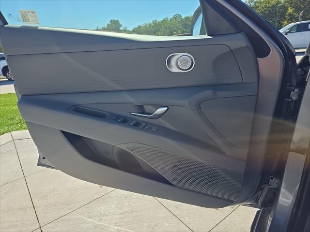 Hyundai Elantra Vehicle Full-screen Gallery Image 24