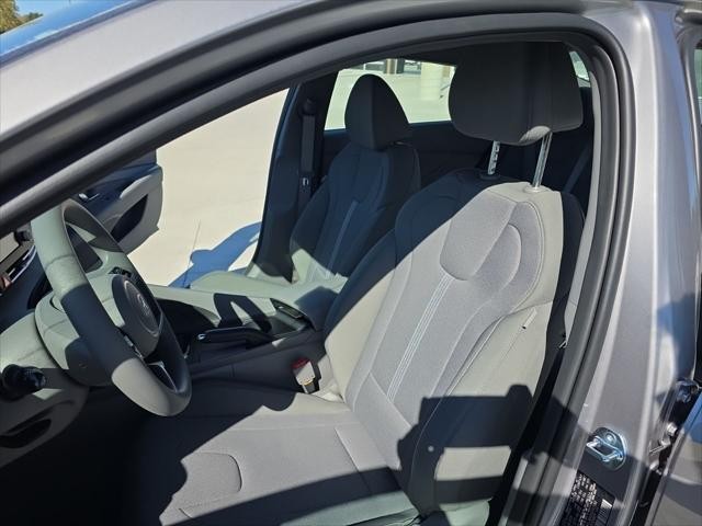 Hyundai Elantra Vehicle Full-screen Gallery Image 26