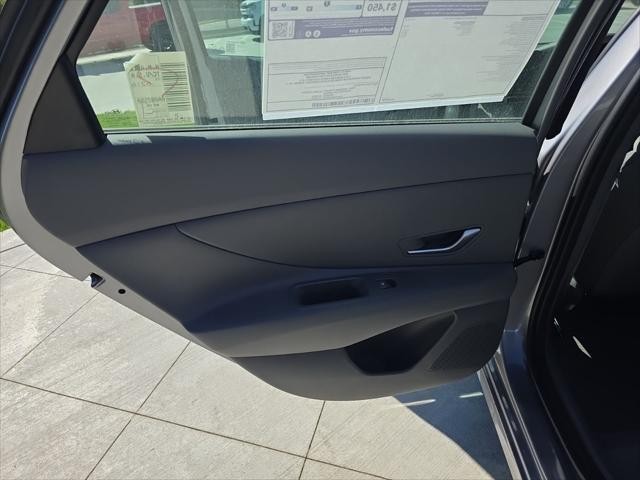 Hyundai Elantra Vehicle Full-screen Gallery Image 27