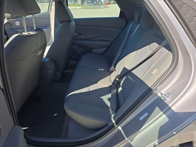 Hyundai Elantra Vehicle Full-screen Gallery Image 28