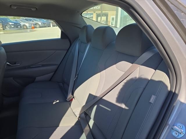 Hyundai Elantra Vehicle Full-screen Gallery Image 29