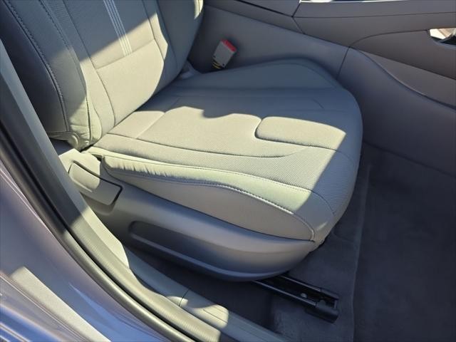 Hyundai Elantra Vehicle Full-screen Gallery Image 30