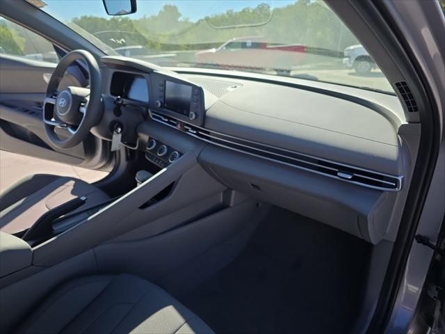 Hyundai Elantra Vehicle Full-screen Gallery Image 31