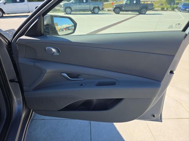 Hyundai Elantra Vehicle Full-screen Gallery Image 32