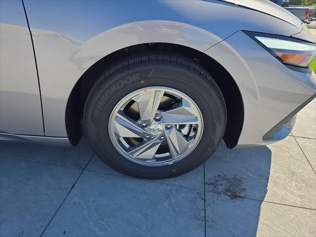 Hyundai Elantra Vehicle Full-screen Gallery Image 33