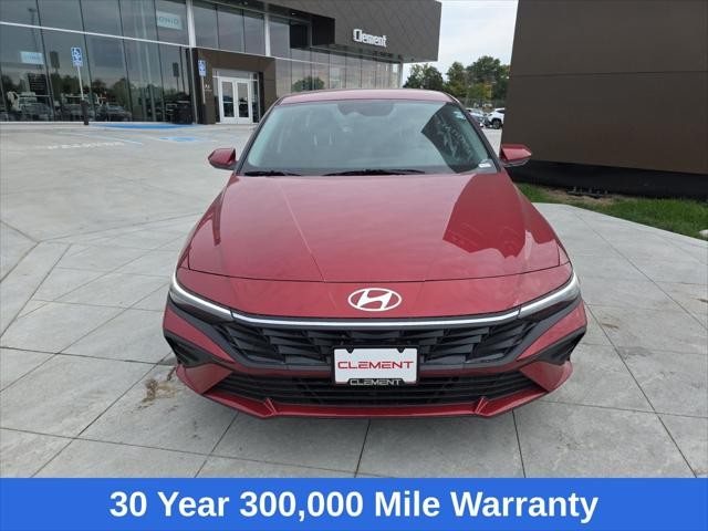 Hyundai Elantra Vehicle Full-screen Gallery Image 2