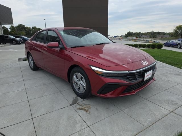 Hyundai Elantra Vehicle Full-screen Gallery Image 3