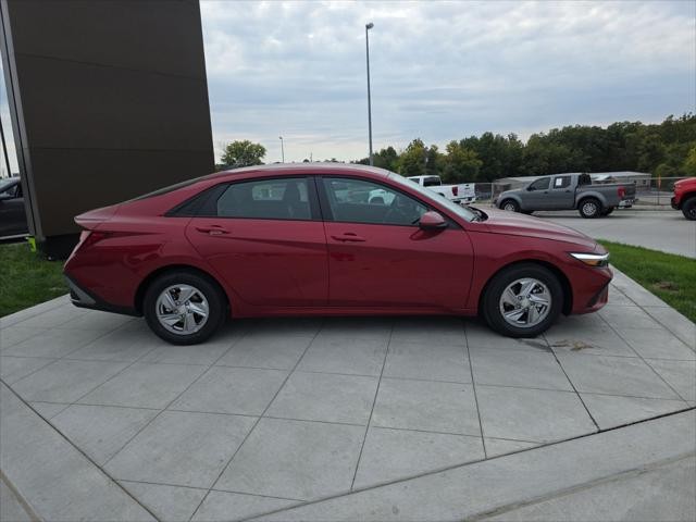 Hyundai Elantra Vehicle Full-screen Gallery Image 4