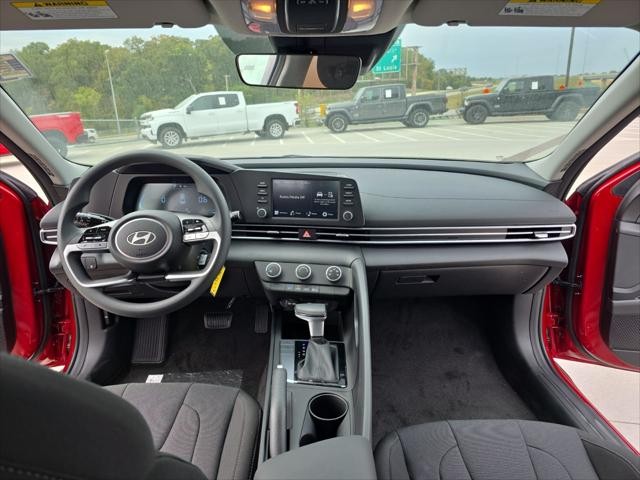 Hyundai Elantra Vehicle Full-screen Gallery Image 11