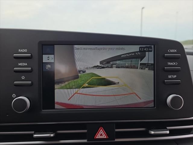 Hyundai Elantra Vehicle Full-screen Gallery Image 19