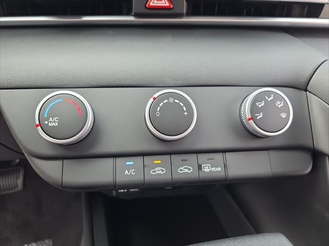 Hyundai Elantra Vehicle Full-screen Gallery Image 20