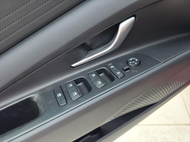 Hyundai Elantra Vehicle Full-screen Gallery Image 22