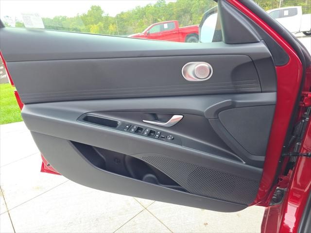 Hyundai Elantra Vehicle Full-screen Gallery Image 23