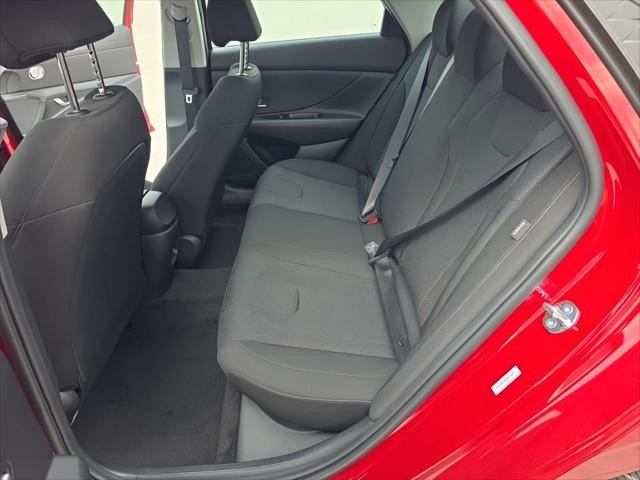 Hyundai Elantra Vehicle Full-screen Gallery Image 27