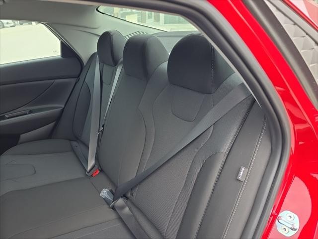 Hyundai Elantra Vehicle Full-screen Gallery Image 28