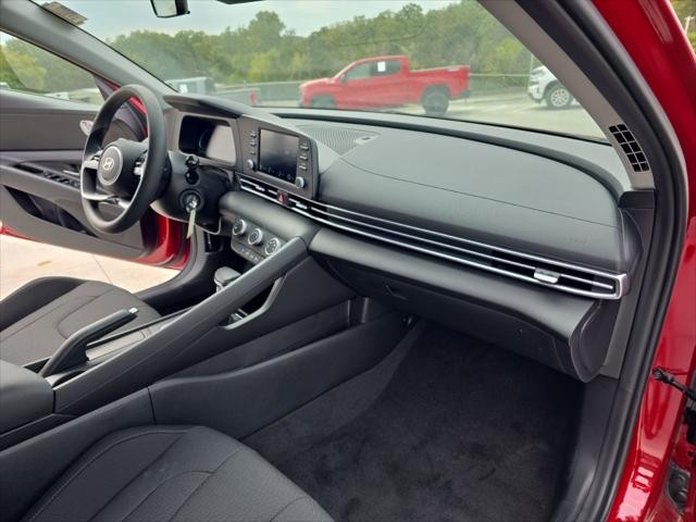 Hyundai Elantra Vehicle Full-screen Gallery Image 30