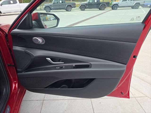 Hyundai Elantra Vehicle Full-screen Gallery Image 31