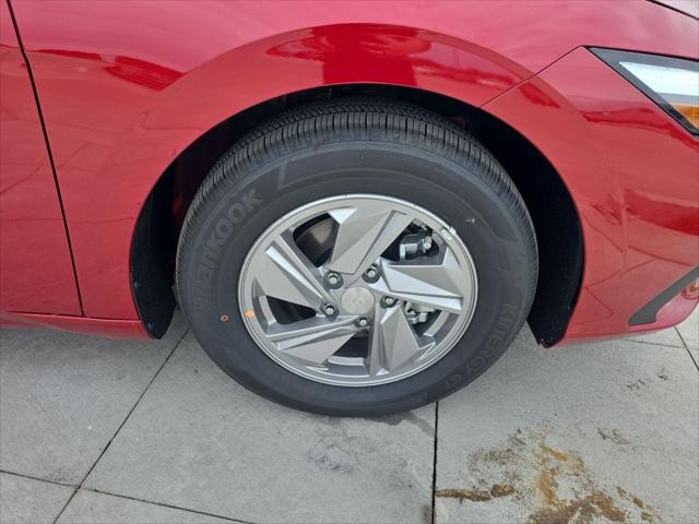 Hyundai Elantra Vehicle Full-screen Gallery Image 32