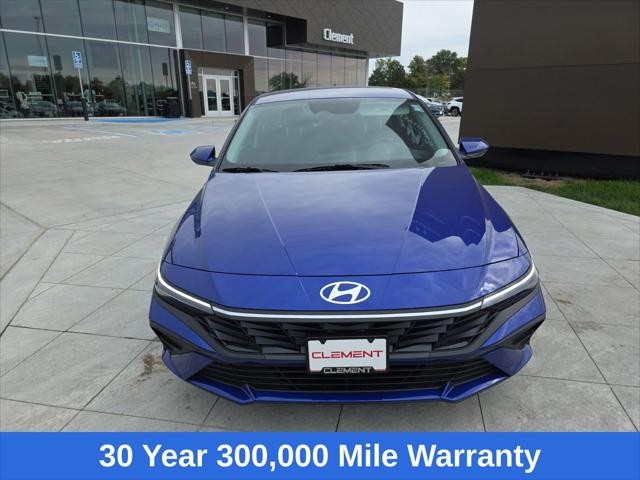 Hyundai Elantra Vehicle Full-screen Gallery Image 2