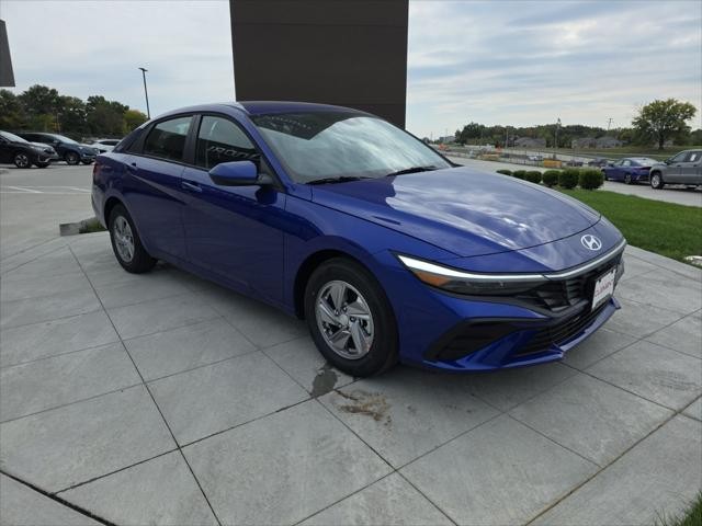 Hyundai Elantra Vehicle Full-screen Gallery Image 3