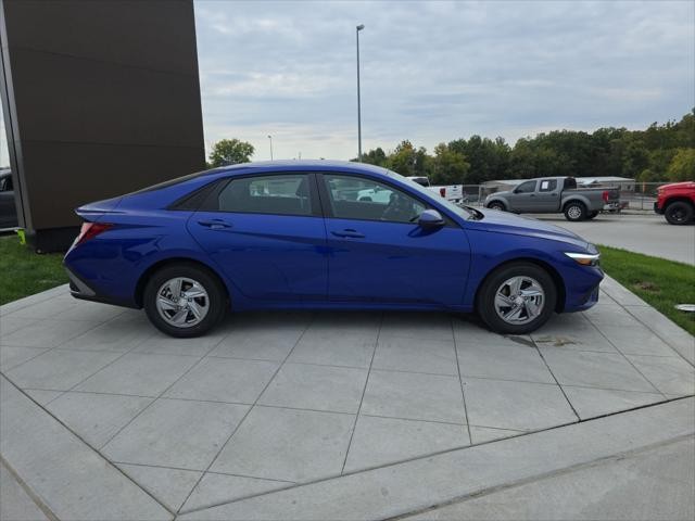 Hyundai Elantra Vehicle Full-screen Gallery Image 4