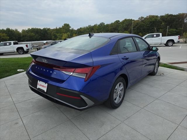 Hyundai Elantra Vehicle Full-screen Gallery Image 6