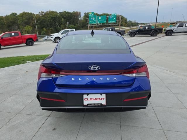 Hyundai Elantra Vehicle Full-screen Gallery Image 7
