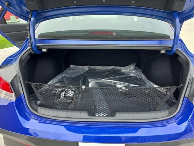 Hyundai Elantra Vehicle Full-screen Gallery Image 9