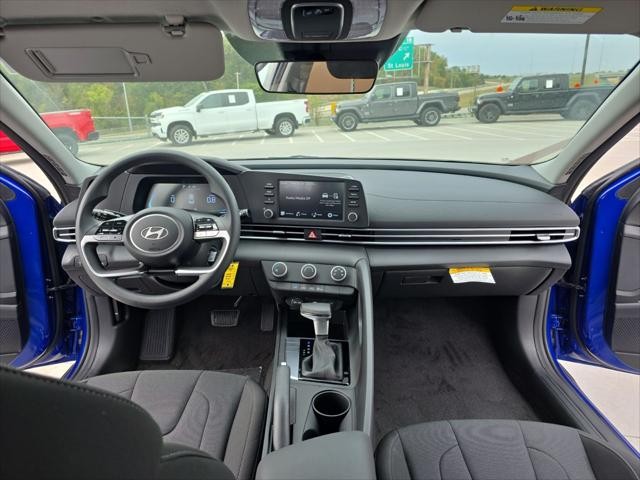 Hyundai Elantra Vehicle Full-screen Gallery Image 11