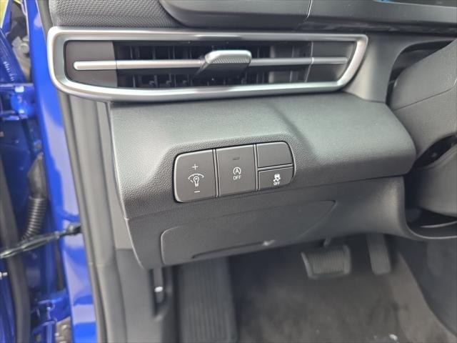 Hyundai Elantra Vehicle Full-screen Gallery Image 12