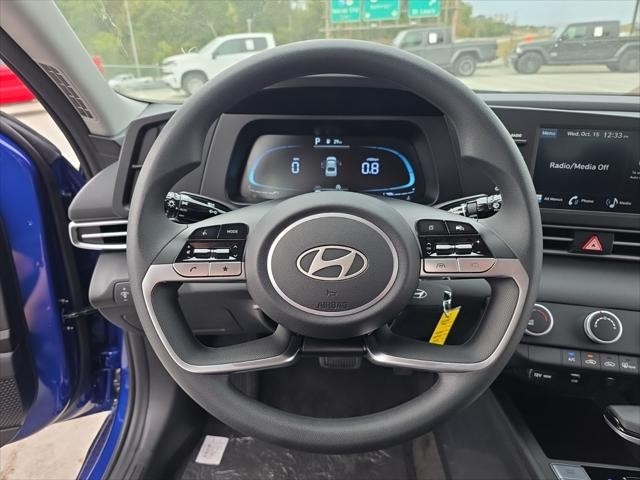 Hyundai Elantra Vehicle Full-screen Gallery Image 14