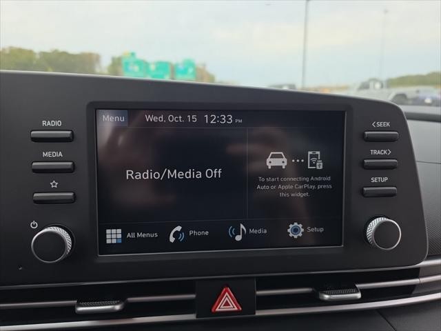 Hyundai Elantra Vehicle Full-screen Gallery Image 19