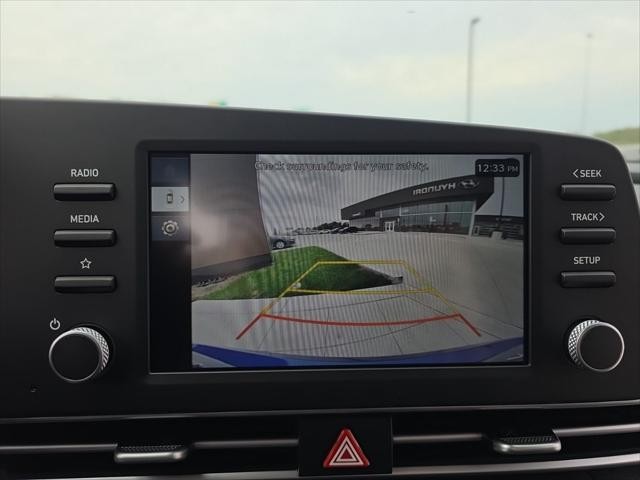 Hyundai Elantra Vehicle Full-screen Gallery Image 20