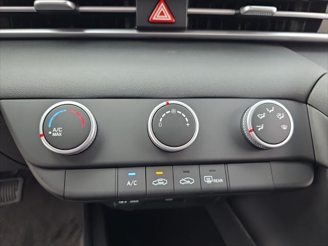 Hyundai Elantra Vehicle Full-screen Gallery Image 21