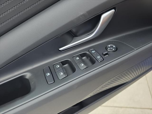 Hyundai Elantra Vehicle Full-screen Gallery Image 23